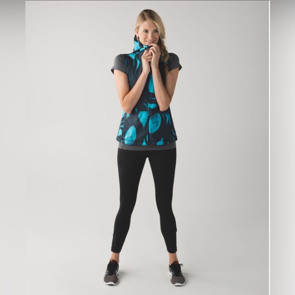 Lululemon Pack-It Vest
Size: 6
Back Spin Stroke Peacock Blue Black
P33
